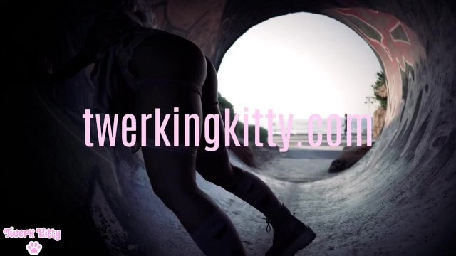 Alt Girl Beach Donut Twerk
