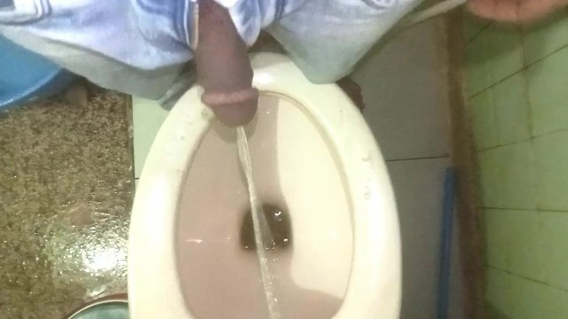 Hot 🔥 Guy Pissing 🍌💦