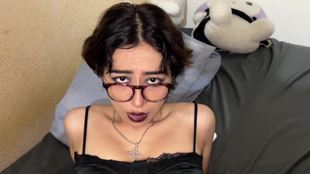 Gótica culona se deja coger..