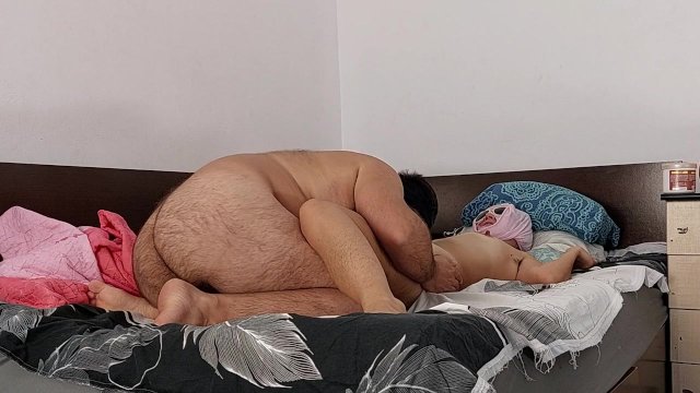 Una coppia amatoriale mangia..