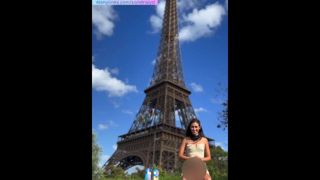 Shoulder riding on Eiffel..