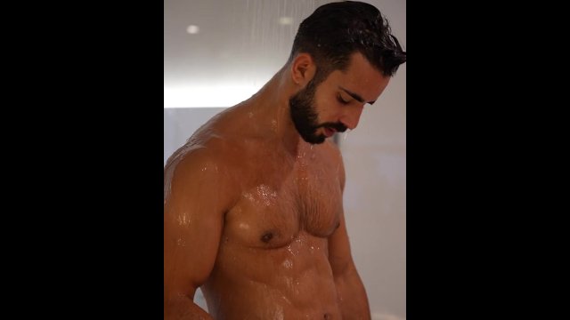 Come shower with Mike Saynt