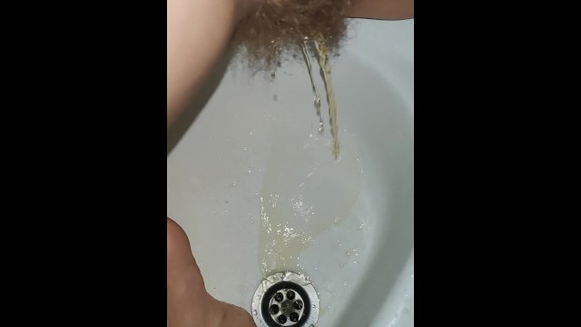 💛 Hairy pussy pees in..